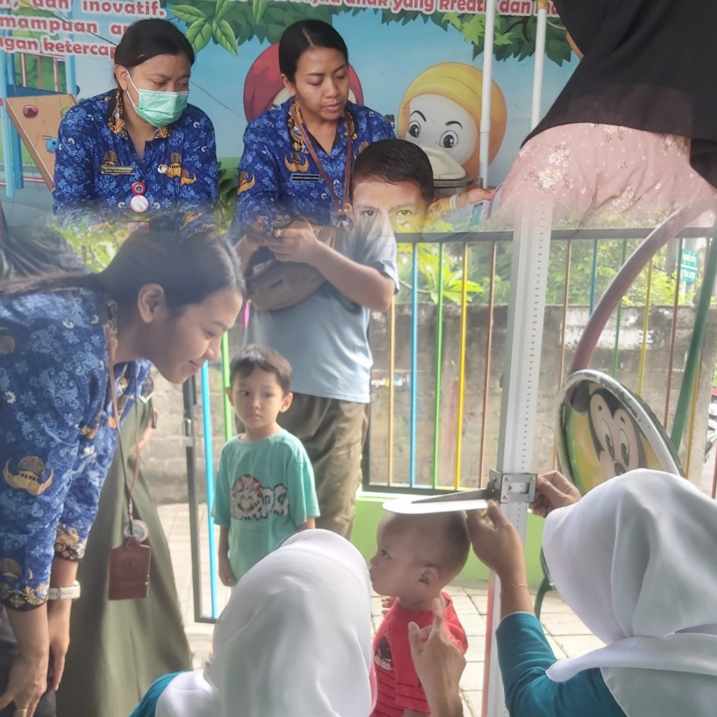 Kegiatan Posyandu Balita dan Kelas Ibu di RT 1 Jaba Jero Kuta Senin, 17 Maret 2025.